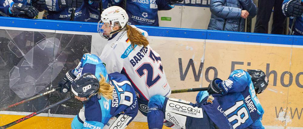Bloß nicht unterkriegen lassen: Thea-Marleen Bartell kämpft mit zwei Gegnerinnen um den Puck.