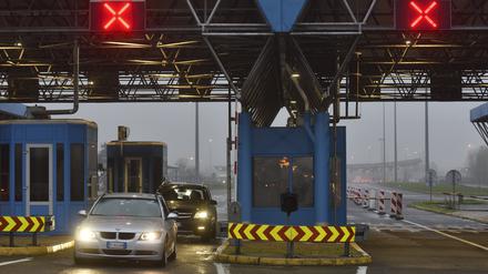 Passagiere warten auf den Grenzübertritt zwischen Kroatien und Slowenien am Grenzübergang Bregana.