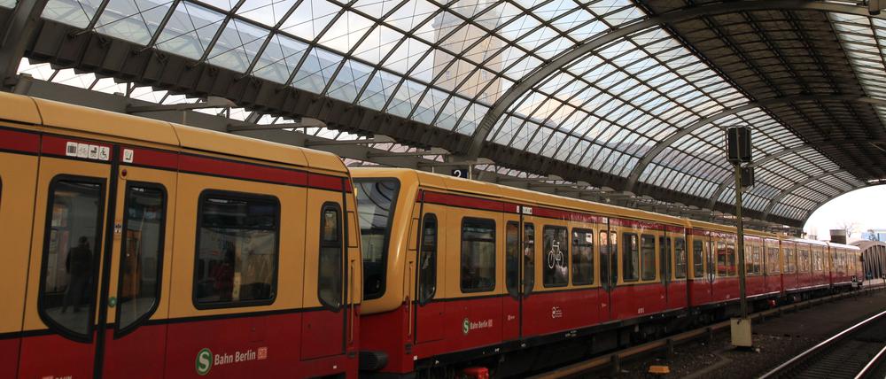 Dreckiges Glasdach im Fern- und S-Bahnhof in Berlin-Spandau. Foto: Thilo Rückeis