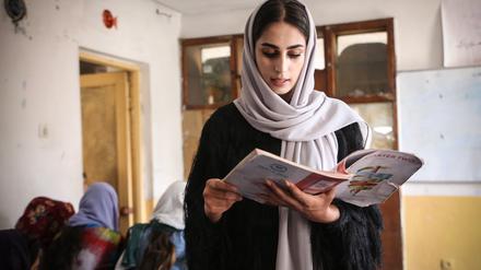 Eine ehrenamtliche Lehrerin unterrichtet Kinder in der afghanischen Hauptstadt in Kabul.