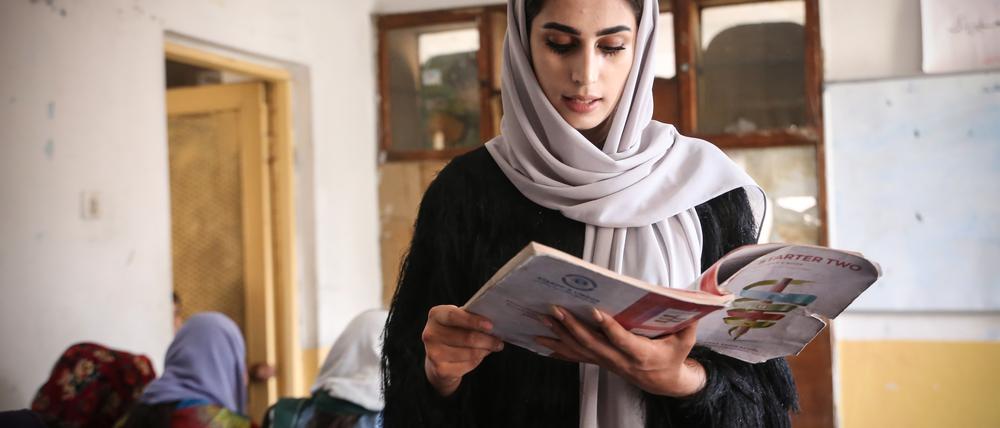 Eine ehrenamtliche Lehrerin unterrichtet Kinder in der afghanischen Hauptstadt in Kabul.