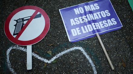 In Kolumbien protestieren Menschen gegen die alltägliche Gewalt mit Waffen.
