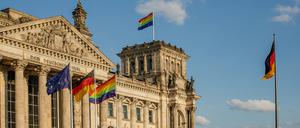 Die Regenbogenfahne auf dem Reichstagsgebäude.