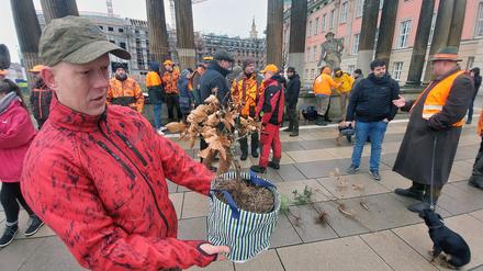 Vor dem Landtag in Potsdam wurde am Donnerstag für das neue Jagdgesetz demonstriert.