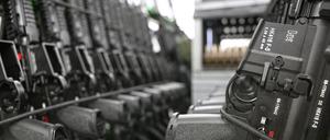 Oberndorf, Baden-Württemberg. In der Produktionshalle des Waffenherstellers Heckler & Koch stehen fertige Sturmgewehre vom Typ HK416 aufgereiht. 