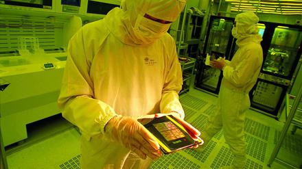Mitarbeiter in Schutzkleidung in einer Fabrik von TSMC.