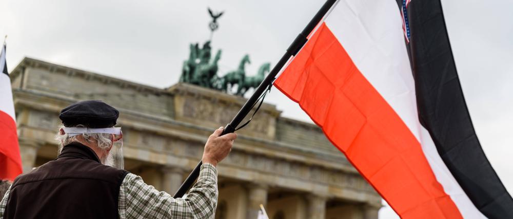 Eine Kundgebung von Reichsbürgern am Brandenburger Tor.