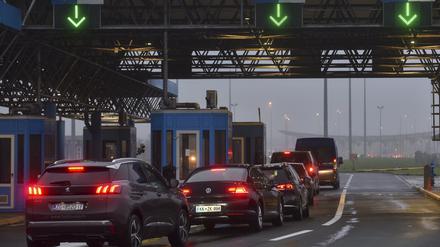 Passagiere warten am Grenzübergang Bregana auf den Grenzübertritt zwischen Kroatien und Slowenien.