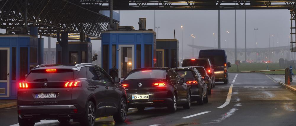 Passagiere warten am Grenzübergang Bregana auf den Grenzübertritt zwischen Kroatien und Slowenien. 