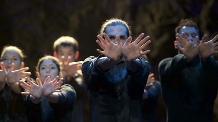 „Szene aus „Staubkinder“ mit Francesca Bedin, Priscilla Fiuza, Hironori Sugata, Alessio Scandale und Daniel Afonso