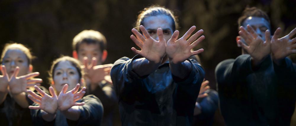 „Szene aus „Staubkinder“ mit Francesca Bedin, Priscilla Fiuza, Hironori Sugata, Alessio Scandale und Daniel Afonso