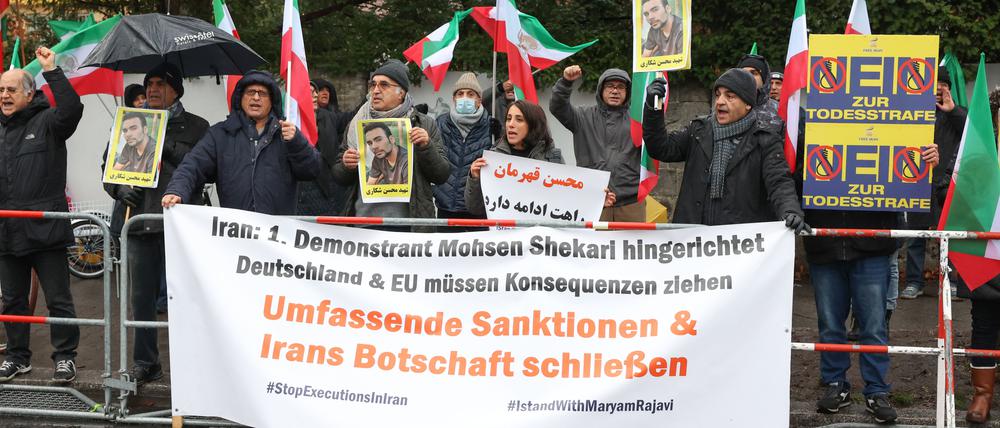 Mitglieder vom Nationalen Widerstandsrat Iran demonstrieren vor der Iranischen Botschaft gegen die Hinrichtung von Mohsen Schekari (23), der wegen seiner Teilnahme an Bürgerprotesten im Iran hingerichtet worden sein soll.