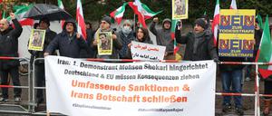 Mitglieder vom Nationalen Widerstandsrat Iran demonstrieren vor der Iranischen Botschaft gegen die Hinrichtung von Mohsen Schekari (23), der wegen seiner Teilnahme an Bürgerprotesten im Iran hingerichtet worden sein soll.