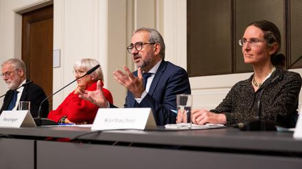 Rainer Robra (l-r, CDU), Kulturminister von Sachsen-Anhalt, Claudia Roth (Bündnis 90/Die Grünen), Kulturstaatsministerin, Hermann Parzinger, Präsident der Stiftung Preußischer Kulturbesitz, und Dagmar Korbacher, Direktorin Kupferstichkabinett der Staatlichen Museen zu Berlin, bei der Pressekonferenz des Stiftungsrats der Stiftung Preußischer Kulturbesitz.