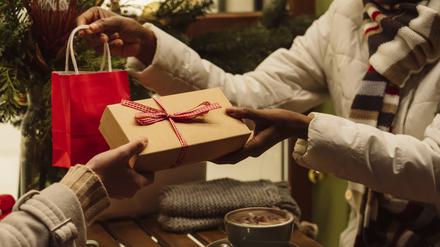 Beim Kaufen von Geschenken werden sich viele Menschen in Berlin und Brandenburg in diesem Jahr einschränken.