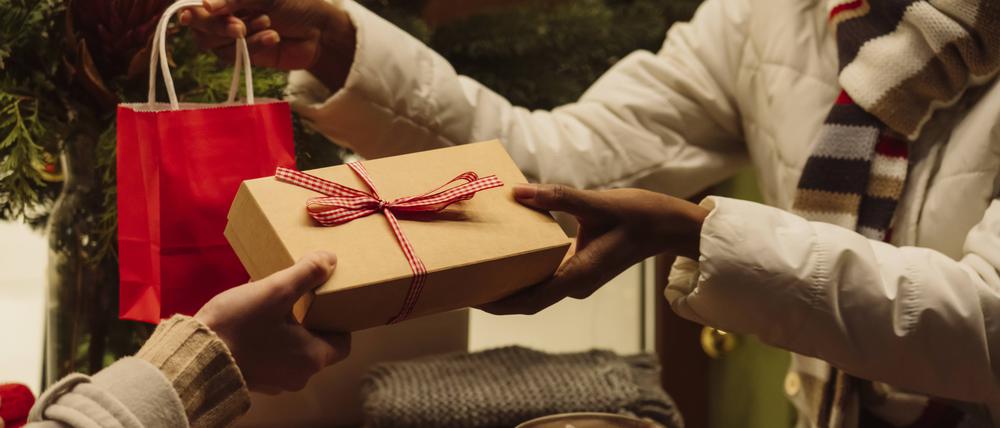 Beim Kaufen von Geschenken werden sich viele Menschen in Berlin und Brandenburg in diesem Jahr einschränken.