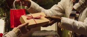 Beim Kaufen von Geschenken werden sich viele Menschen in Berlin und Brandenburg in diesem Jahr einschränken.