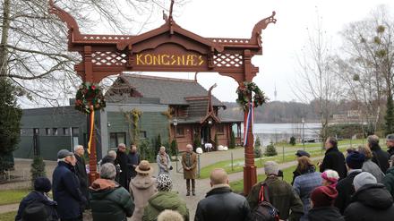 Das als letztes aufgestellte Eingangstor bildet den symbolischen Abschluss der Sanierung der Matrosenstation.