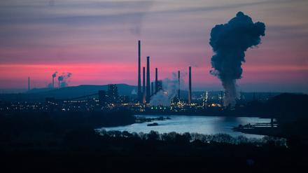 Die Herstellung von Stahl in Hochöfen ist sehr energieintensiv und verursacht hohe Emissionen. Direktreduktionsanlagen dagegen können auch mit klimafreundlichem Wasserstoff betrieben werden.
