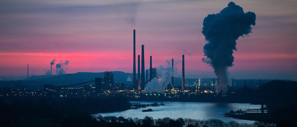 Die Herstellung von Stahl in Hochöfen ist sehr energieintensiv und verursacht hohe Emissionen. Direktreduktionsanlagen dagegen können auch mit klimafreundlichem Wasserstoff betrieben werden.
