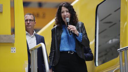 Verkehrssenatorin Bettina Jarasch (Grüne) bei der Vorstellung neuer U-Bahn-Züge in Berlin.