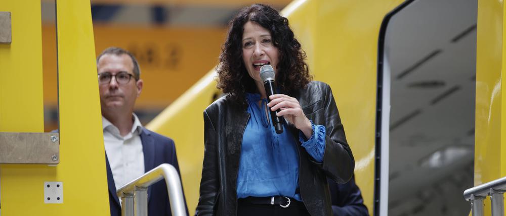 Verkehrssenatorin Bettina Jarasch (Grüne) bei der Vorstellung neuer U-Bahn-Züge in Berlin.
