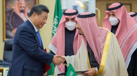 Auf diesem von der Saudi Press Agency (SPA) zur Verfügung gestellten Foto schüttelt Xi Jinping (l), Präsident von China, Salman ibn Abd al-Aziz (2.v.r.), König von Saudi-Arabien, die Hand. Xi Jingping will mit seinem Besuch «eine neue Ära für die Beziehungen zwischen China und der arabischen Welt» einleiten.