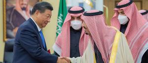 Auf diesem von der Saudi Press Agency (SPA) zur Verfügung gestellten Foto schüttelt Xi Jinping (l), Präsident von China, Salman ibn Abd al-Aziz (2.v.r.), König von Saudi-Arabien, die Hand. Xi Jingping will mit seinem Besuch «eine neue Ära für die Beziehungen zwischen China und der arabischen Welt» einleiten. 
