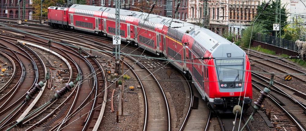 Eine Regionalbahn der Deutschen Bahn fährt aus dem Hauptbahnhof Hamburg aus.