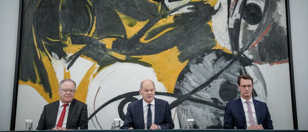 Im Trio nach dem Bund-Länder-Gipfel: Stephan Weil, Ministerpräsident von Niedersachsen, Bundeskanzler Olaf Scholz und Hendrik Wüst, Ministerpräsident von Nordrhein-Westfalen (von links).