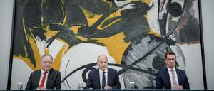 Im Trio nach dem Bund-Länder-Gipfel: Stephan Weil, Ministerpräsident von Niedersachsen, Bundeskanzler Olaf Scholz und Hendrik Wüst, Ministerpräsident von Nordrhein-Westfalen (von links).