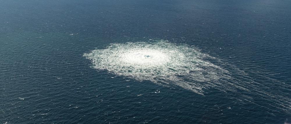 Das von den dänischen Behörden Ende September zur Verfügung gestellte Foto zeigt das Nord-Stream-II-Gasleck in der Nähe von Bornholm.