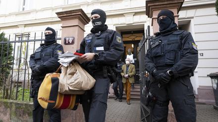 Polizisten bei einer Razzia gegen Reichsbürger in Frankfurt/Main