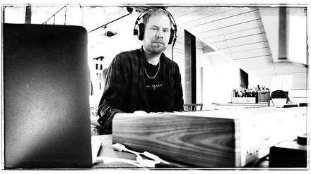 Stein des Anstoßes. Pierre Baigorry alias Peter Fox, - Frontmann der Band Seed, im Februar 2018 in seinem Studio in Berlin-Lichterfelde.

Foto: Kitty Kleist-Heinrich