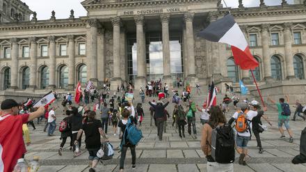 Gruppen aus dem Querdenker-Milieu bei einer Demonstration vor dem Bundestag (Archivfoto).