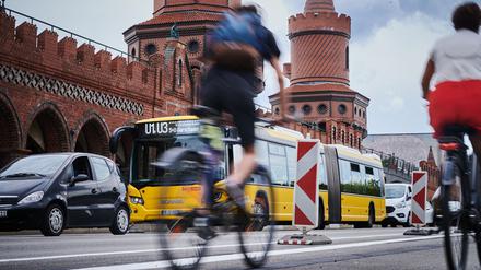 Radweg auf der Oberbaumbrücke in Berlin.