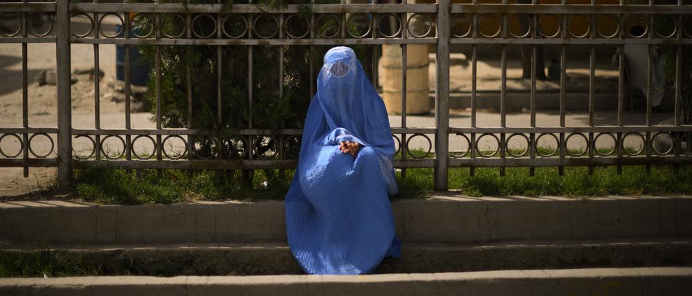 Obwohl die Taliban anfangs eine gemäßigtere Herrschaft sowie Frauen- und Minderheitenrechte versprochen hatten, haben sie ihre strenge Auslegung des islamischen Rechts weitgehend durchgesetzt.