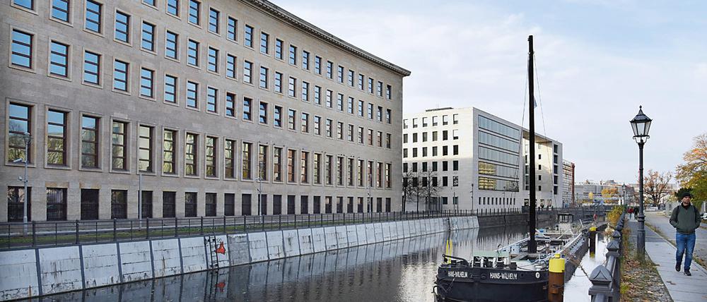 Der Altbau vom Auswärtigen Amt (ehem. ZK der SED) am Werderscher Markt 1 in Berlin-Mitte, aufgenommen am 10. November 2018 für das Radmagazin 2019.