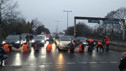 Aktivisten bei ihrer Blockade am Abzweig Steglitz der A100. 