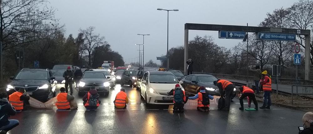 Aktivisten bei ihrer Blockade am Abzweig Steglitz der A100. 
