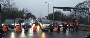 Aktivisten bei ihrer Blockade am Abzweig Steglitz der A100.