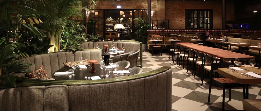 Restaurant Root im Hotel Telegraphenamt Berlin
Die Oranienburger Straße, seit Jahren eine Baustelle.
Enrico Maschek ist Co-Eröffnungsdirektor des Hotel Telegraphenamt.
Das Root kommt gut an bei den Berlinern.Die Bar des Hotels soll als Begegnungsstätte zwischen Einheimischen und internationalen Unternehmern dienen.
Fotos: Charlotte Aebischer 