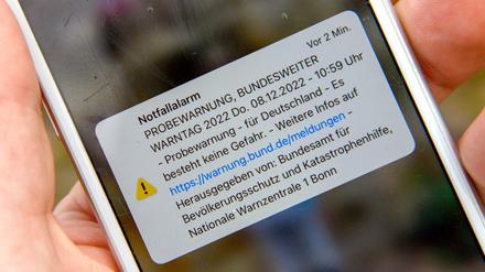 Ein Smartphone zeigt am 8. Dezember 2022 eine Probewarnung an. Im gesamten Bundesgebiet fand am Donnerstag der Warntag 2022 statt.