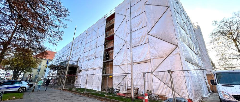 Noch wird das Rathaus Zehlendorf nicht neugebaut: Aktuell wird die Fassade des Altbaus repariert, Hochleistungsdämmputz wird aufgetragen.
