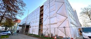 Noch wird das Rathaus Zehlendorf nicht neugebaut: Aktuell wird die Fassade des Altbaus repariert, Hochleistungsdämmputz wird aufgetragen.