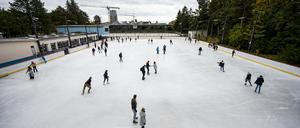 Besucher laufen zur Eröffnung des Eisstadion Neukölln nach den coronabedingten Einschränkungen in der vergangenen Saison auf der Eisfläche. Es gilt die 3G-Regel und Besucher müssen sich mit einer App einchecken oder einen Zettel ausfüllen. +++ dpa-Bildfunk +++