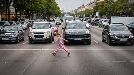 Fußgänger überqueren bei grüner Ampel die Straße, Berlin, Deutschland