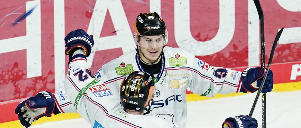 Da lief es noch gut. Torschütze Leonhard Pföderl (hinten) jubelt mit Berlins Marcel Noebels über ein Tor in der Halbfinalserie gegen Mannheim im April 2022.