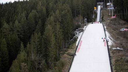 Weiße Schanze, grüner Wald: Vor dem Schneefall am Freitag war die Stimmung in Titisee-Neustadt eher herbstlich als winterlich.