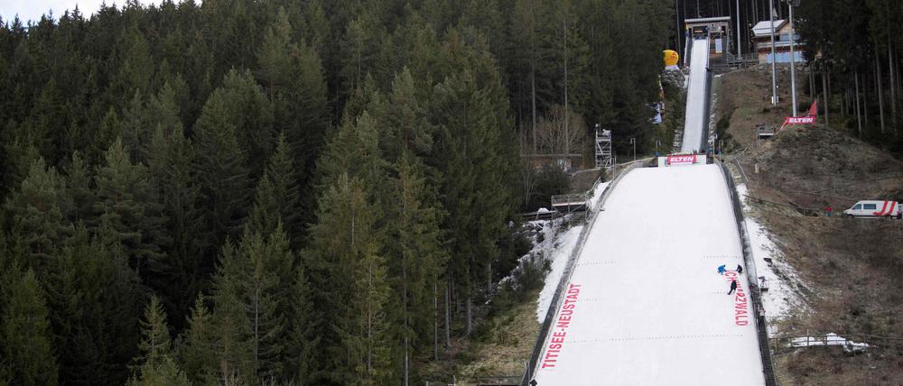 Weiße Schanze, grüner Wald: Vor dem Schneefall am Freitag war die Stimmung in Titisee-Neustadt eher herbstlich als winterlich.